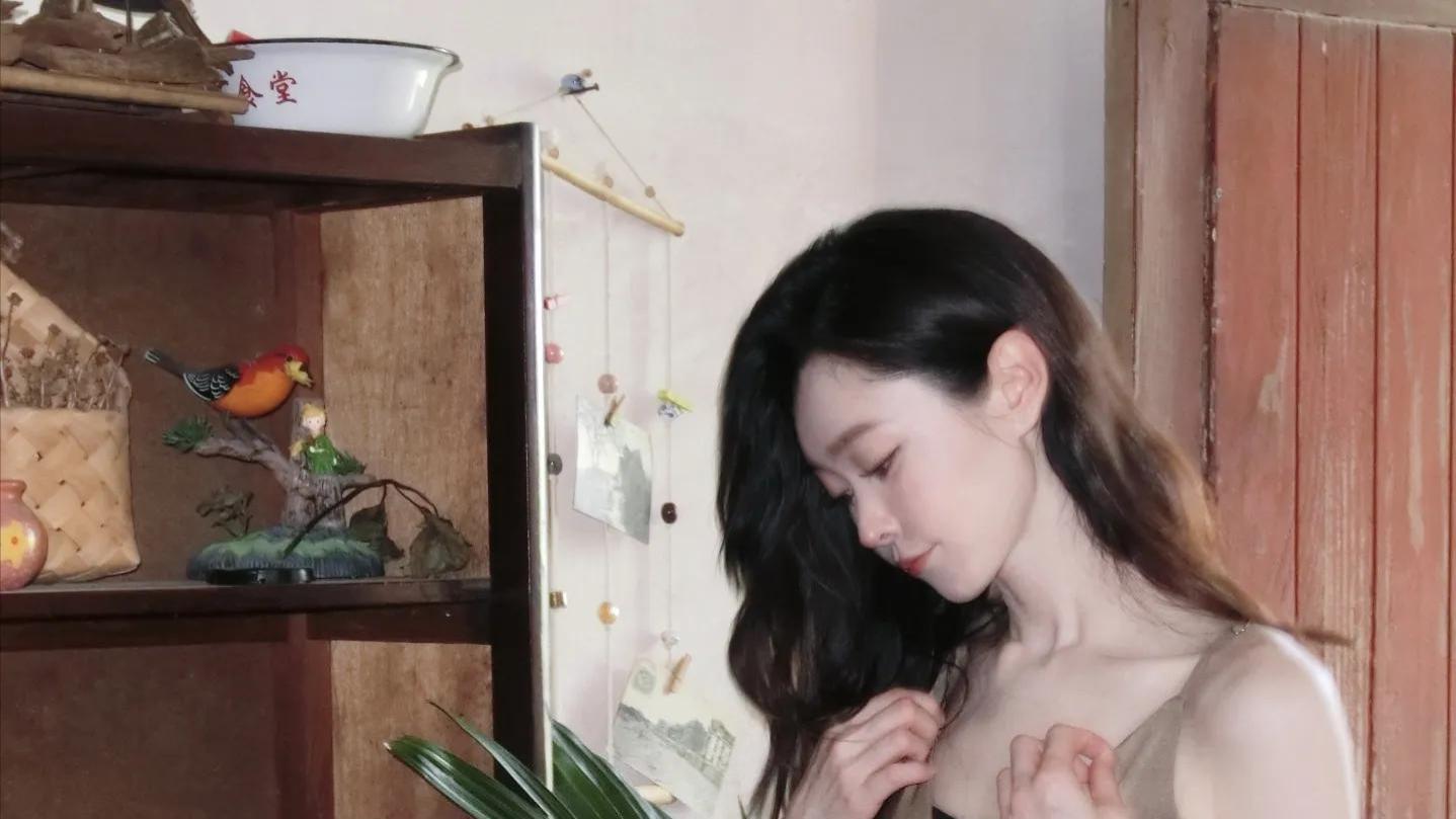 宋轶老房氛围感写真，藏着旧时光的温柔