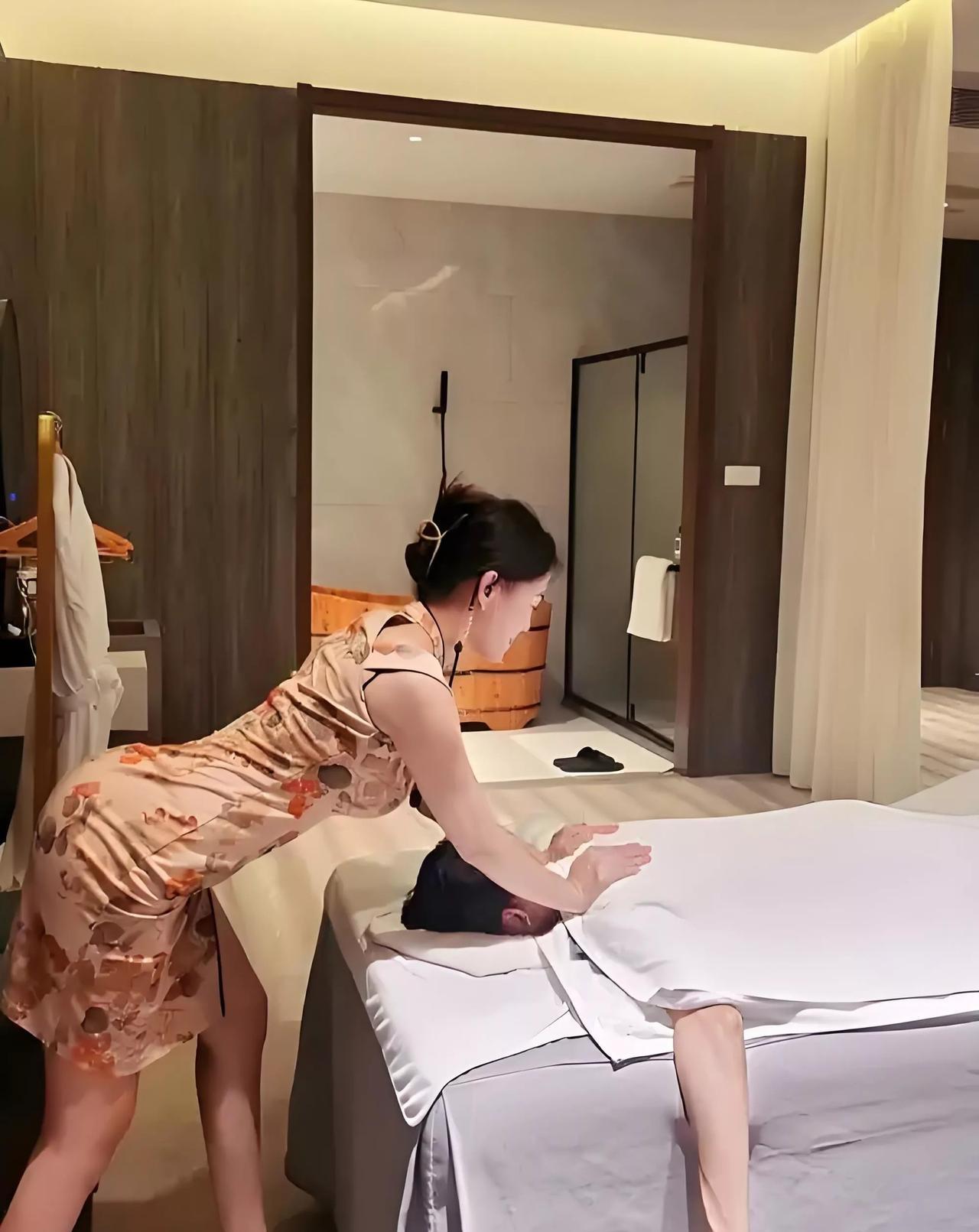 如果在休闲娱乐场所遇到你的顶头上司怎么办？
同学L先生是个情商很高的人。20年前