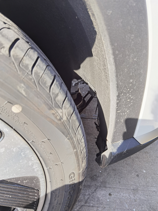 跑高速发现前轮挡泥板坏了
跑高速在服务区发现前挡泥板磨烂了，刚提车一个多月，第一