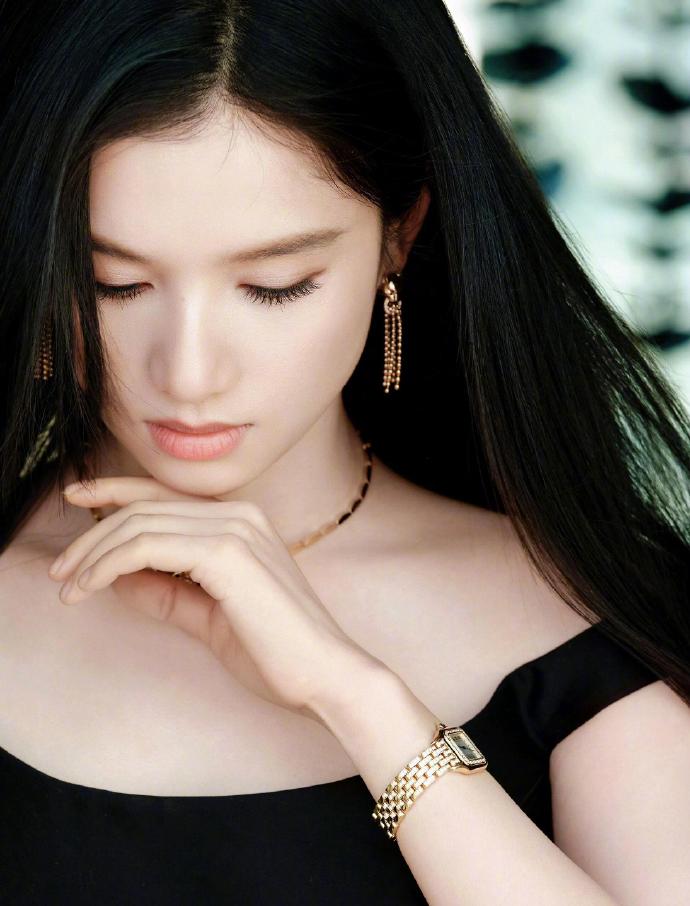 张婧仪 x 卡地亚

张婧仪受邀出席卡地亚活动，上身黑色露肩修身长裙，搭配卡地亚