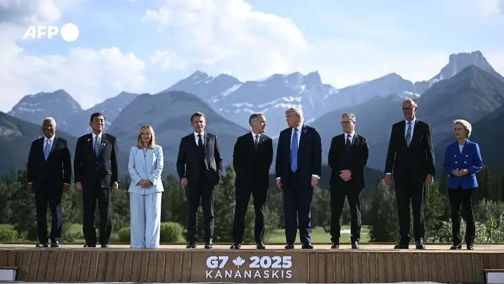 G7峰会的“排排站”，网友们开启“花式吐槽”模式，从质疑排位到调侃成员，在这看似