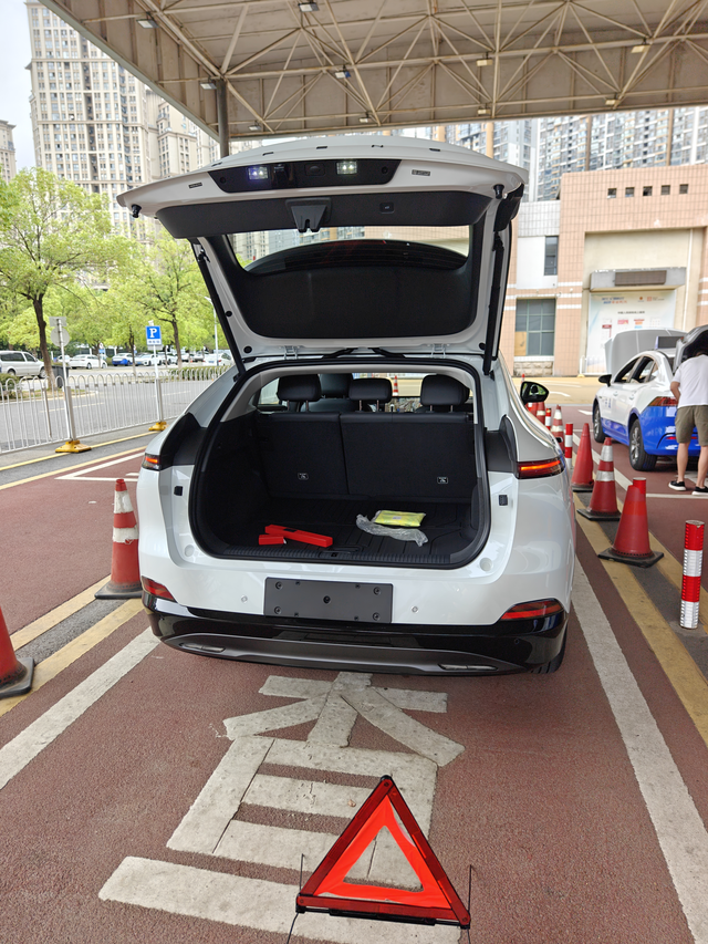 自动驻车要不要关掉
我第一天开G6，有个窄路掉头的时候需要挂R档倒一点，结果发现