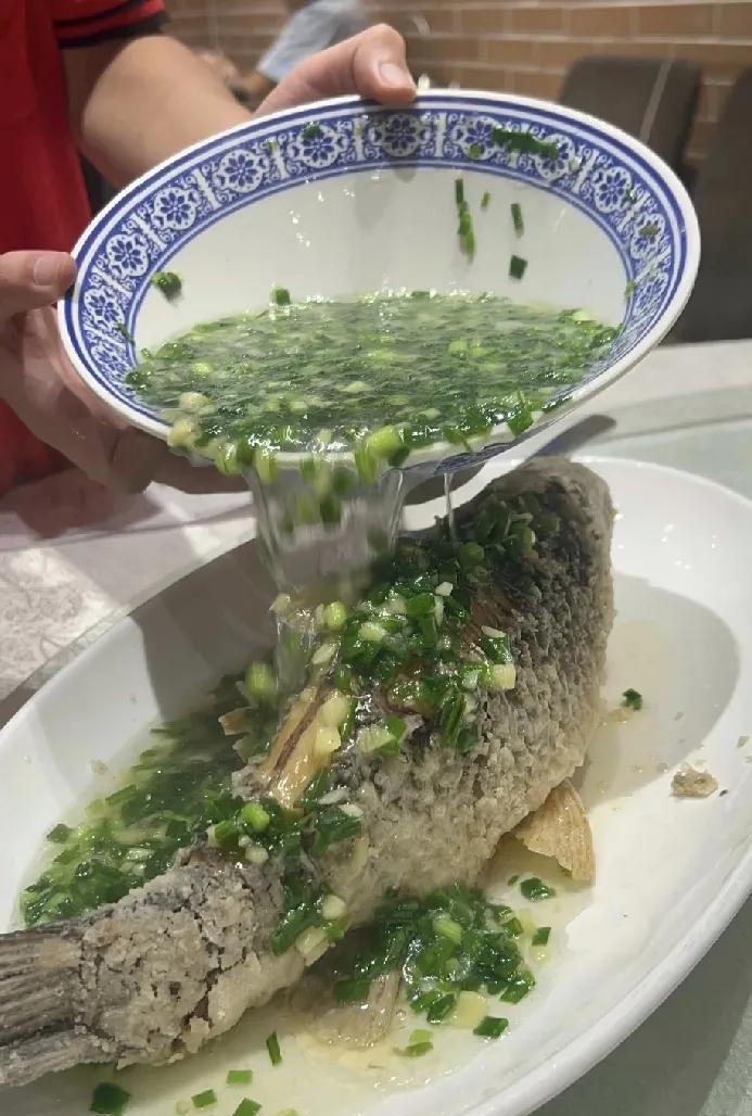 #说出一个菜名证明你是哪里人#-
 梧州葱油鱼
历史可追溯到明末清初，是地道的梧