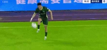全华班出战的浙江队2:2被梅州客家逼平……王玉栋收获主场首粒进球，滑跪庆祝进球！
