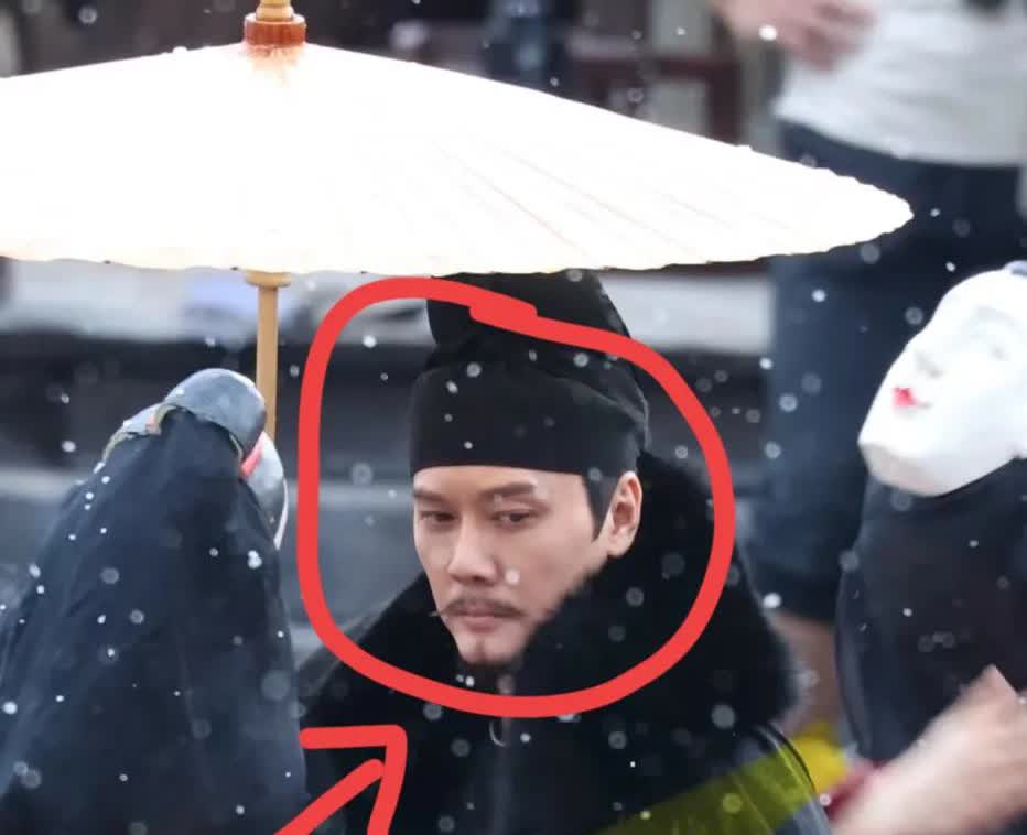 我估计冯绍峰看了消息
今天拍戏胡子都得气歪了
想过赵丽颖会再找对象，但是真的