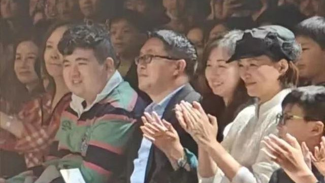 52岁董卿罕见露面，她参加儿子学校义卖会，穿白色运动装气色真好