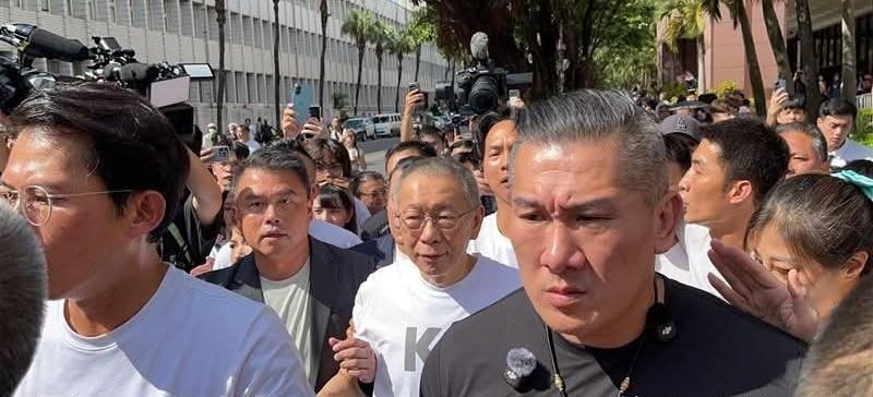 柯文哲以7000万和佩戴电子脚铐交保！回家痛哭！馆长黄国昌陪同！
台北市前市长、
