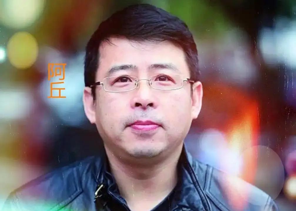 曾让中国向全世界道歉的阿丘，在疫情敏感期口出狂言，引发众怒。央视果断将其封杀，他