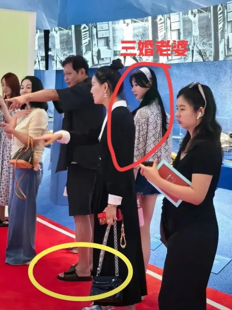 范志毅穿拖鞋和三婚老婆逛上海LV展览，这三婚的老婆不愧是跳芭蕾舞的，不仅身材窈窕