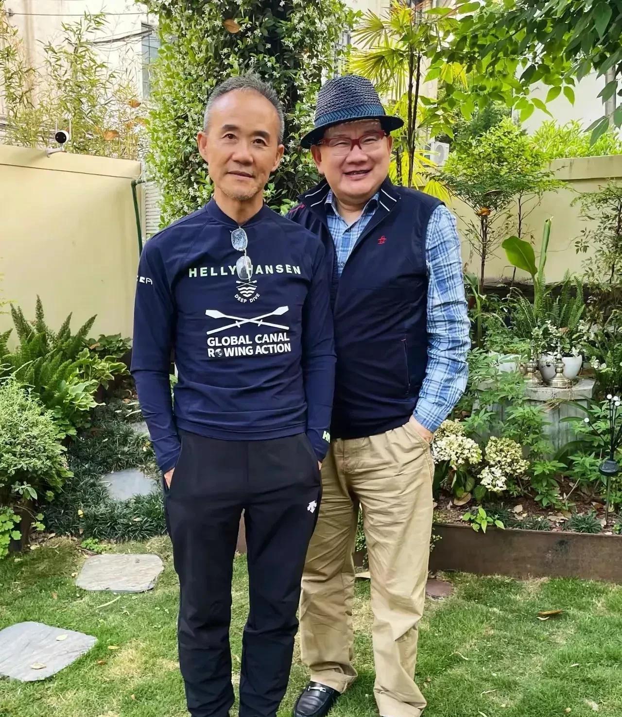 王    石：74岁，万科创始人！
曹可凡：62岁，上海卫视主持人！
两位相差1