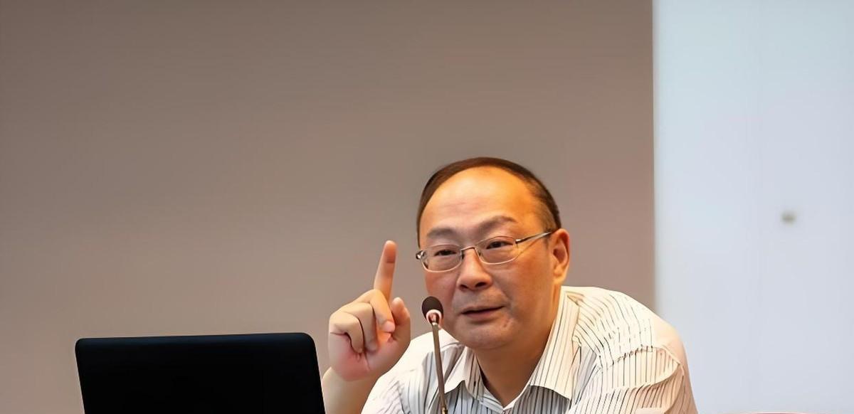 中国人民大学知名教授金灿荣断言“特朗普大概在今年11月份会挺不住”！接着他分析说