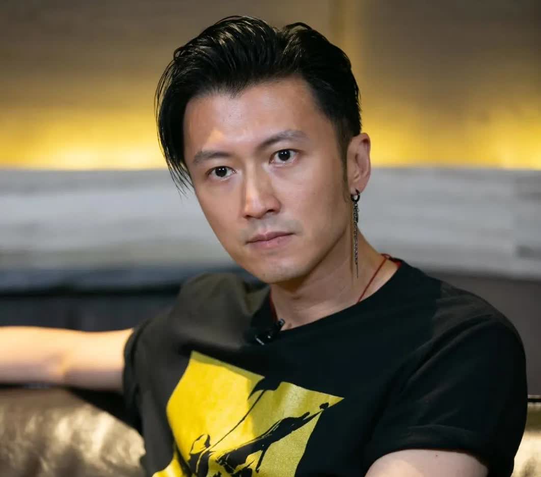 果然天下男人都一样
谢霆锋也一样
万万没想到，王菲都坐台下了，谢霆锋居然还敢