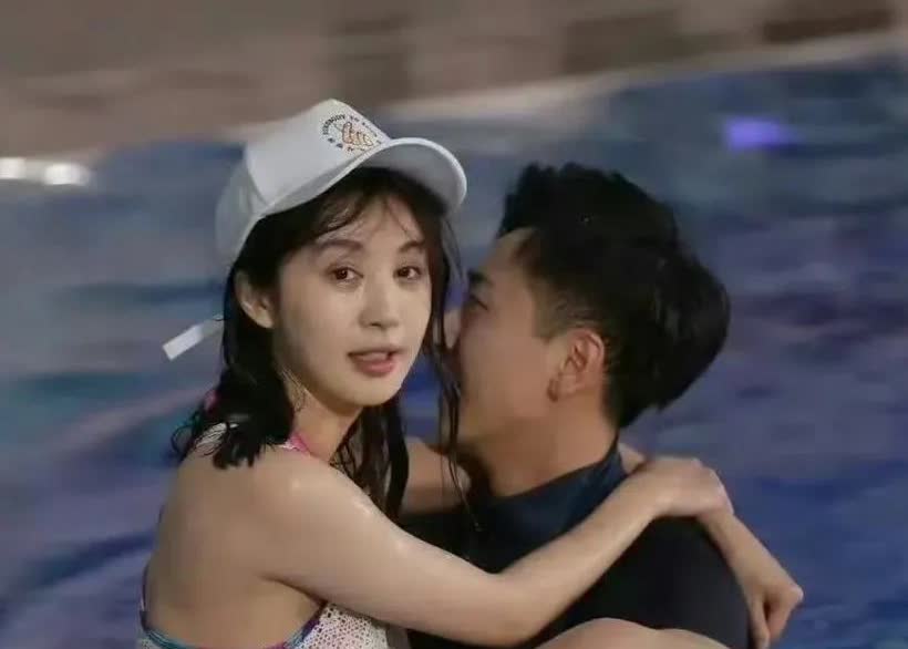 李菲儿上综艺好大方，和男嘉宾亲密互动放的开，皮肤又白又嫩，身材火到爆。