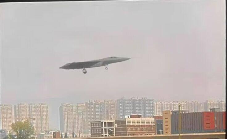 北边六代机首张侧面图，真是帅啊！
个人感觉论侧面颜值，北边六代机没有敌手。特别是