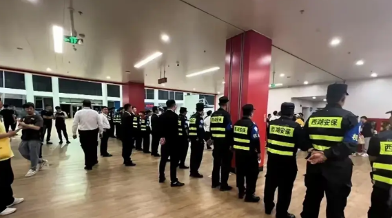 如果浙江广厦在大比分领先的情形下，没能得偿所愿地拿到冠军，那只能说是全怪球迷的所