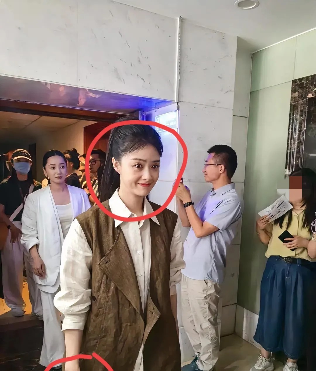 看到真人版的蒋欣
非粉都是会震撼的程度呀
她根本不是网上那个样子

真的眼睁