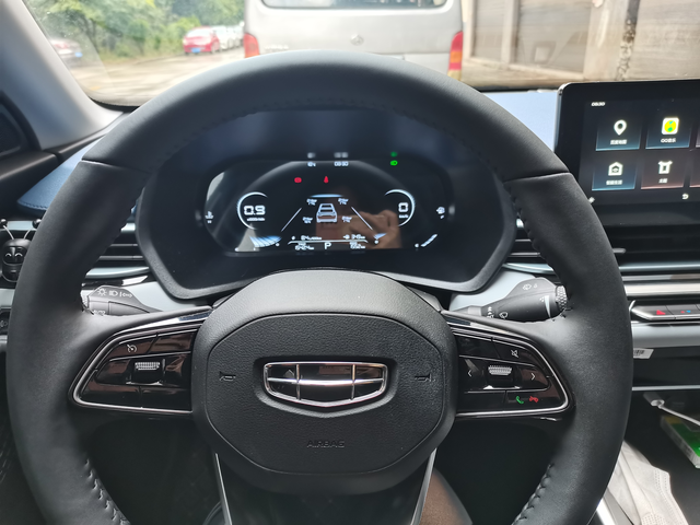 满两个月啦
除了扎了个钉子补了下胎，没发生啥剐蹭，以为剐蹭的都幸运的没蹭到，继续