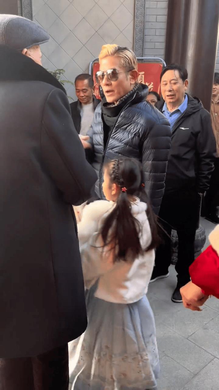 他老丈人这辈子也没敢想，因为生了个女儿，把自己变成天王老子了[我想静静]