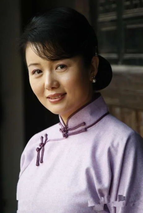 郑卫莉1976年在湖北武汉出生，祖籍山东栖霞，成长于军人家庭的她，从小就被军营氛