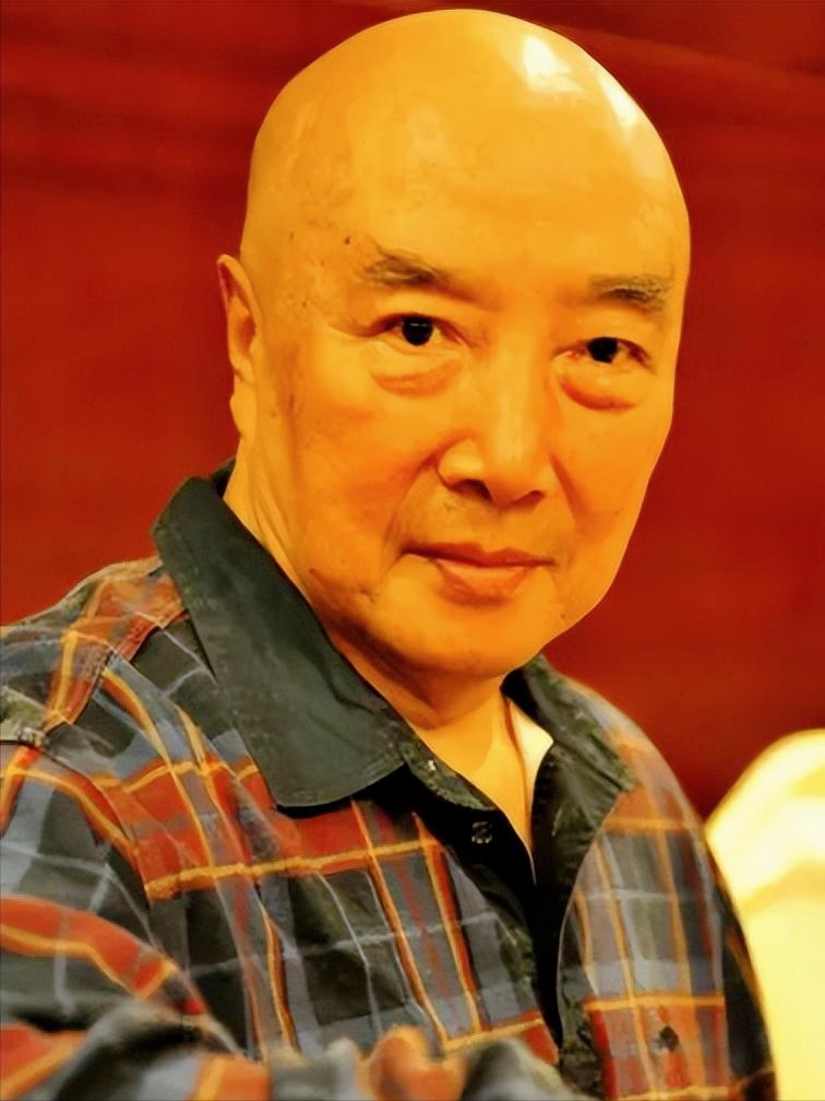 武打演员于海，在片场休息的时候，计春华讨厌，非要撩撩他，从后面一会捅一下，一会摸