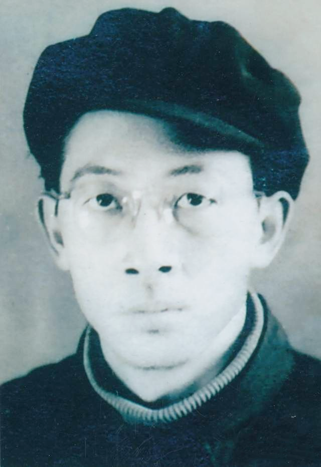 1956年，张绍纪去抚顺战犯管理所，与汉奸父亲见了一面。父亲看到他穿着一身解放军