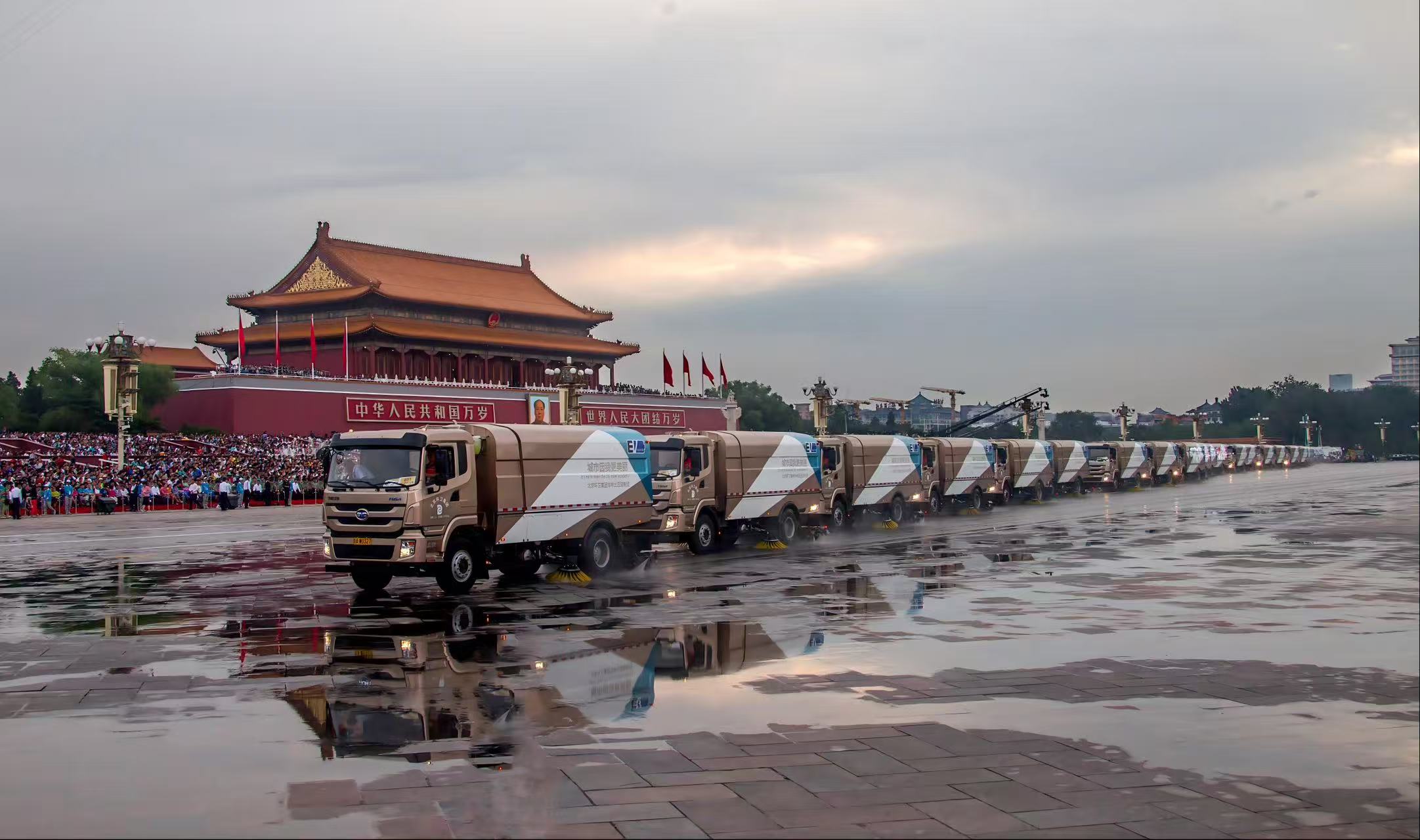 中国新能源实力：比亚迪环卫车受阅