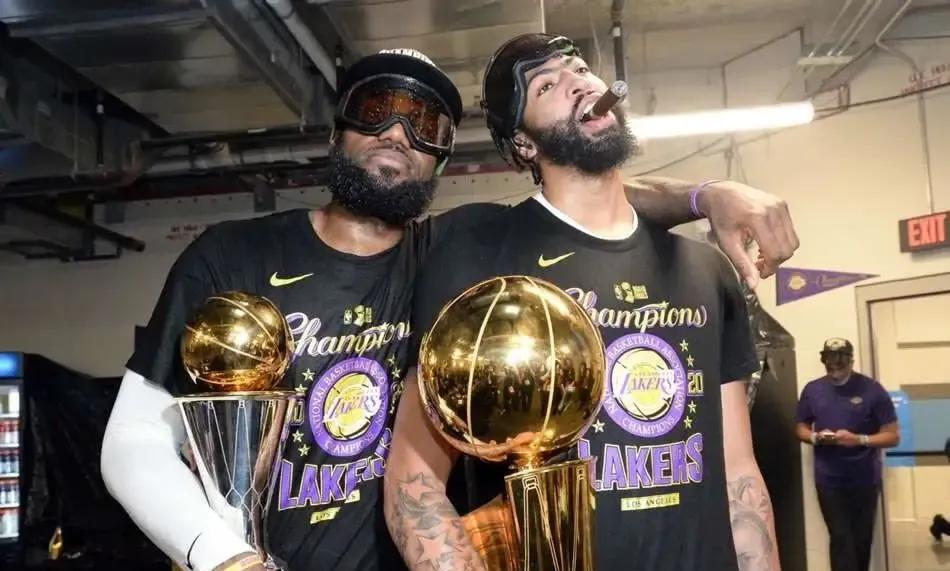 NBA断崖式分手的组合，哪一队最可惜！
1.威少&杜兰特：杜兰特抛弃威少远走勇士