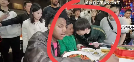 因为一个人，毁了一座城

翁某某，文和友联合创始人，摆过摊，陪客人喝过酒，苦过，