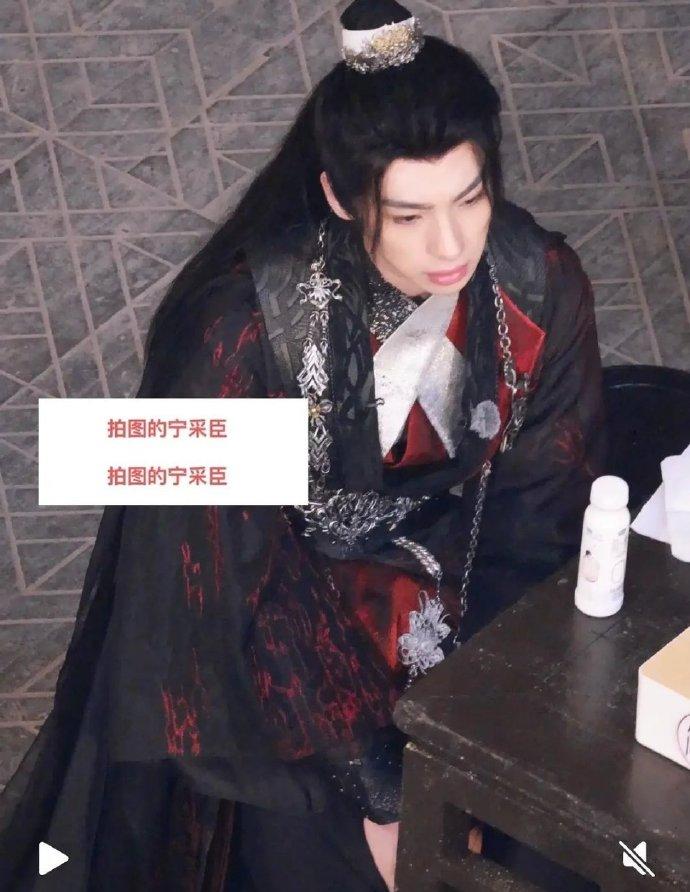 颜安何止下镜啊，光是坐那就觉得命好苦的感觉 ​​​
