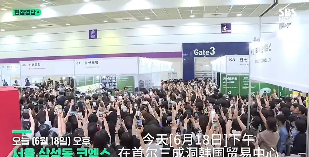 6月18日，文在寅夫妇在韩国首尔出席国际图书展。
夫妇两人在展会的情景，让我想起