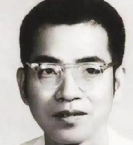 1953年，陈景润毕业后分到北京四中教书，学校却因口齿不清辞退他，之后他摆摊租书