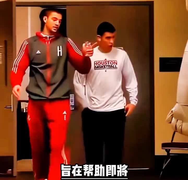 入职培训。
杨瀚森刚去开拓者参加训练营就遭队友肘击，打成熊猫眼。接着又去NBA