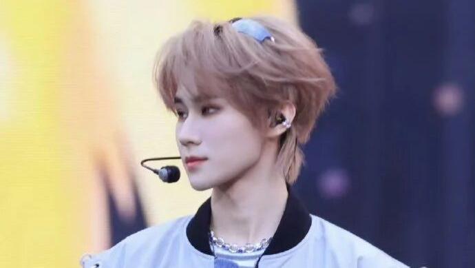 轻绒裹街劲，叠穿不堆层；少年清爽掺不羁，越干净越有态度