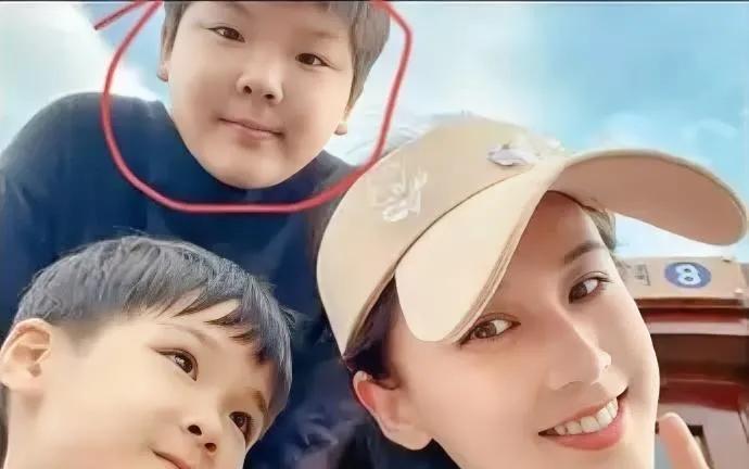 黄圣依现在最头疼的事情来了，
不是妈妈邓传理在节目上把自己说哭，
而是现在两个孩