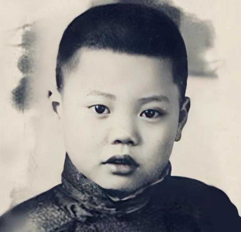您能认出图中的是谁吗？
他的评书可是象我这样的70后，小时候的精神食粮！
吃完晚