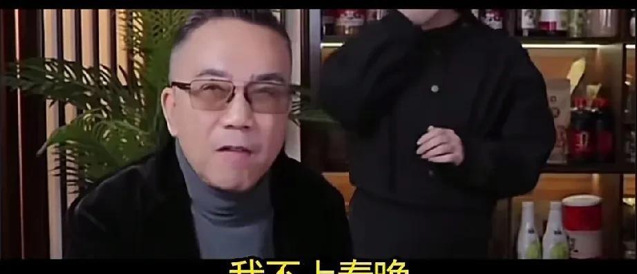 郭德纲曾经说过德云社的相声演员不许直播，现在又改口了，说可以直播。其实一点不奇怪