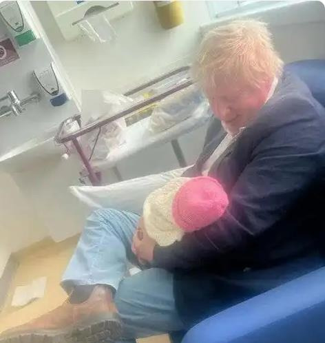 英国前首相60岁又当爹了











我了个去！谁能想到，英国那个一头