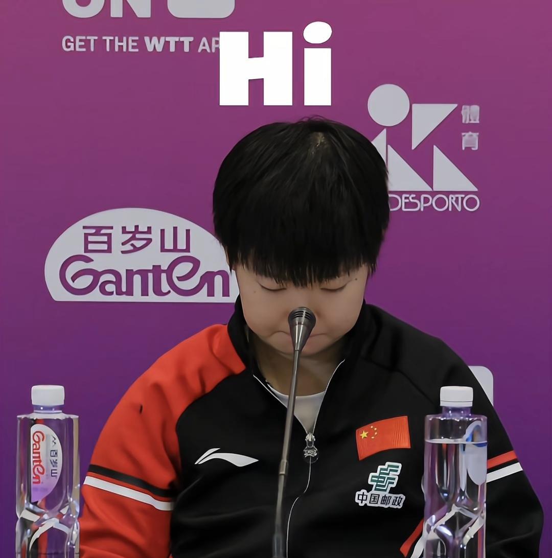 谁给莎莎拍的这张照片啊。
哈哈，是不是故意的。
话筒正好顶在小鼻子上，让莎莎看上