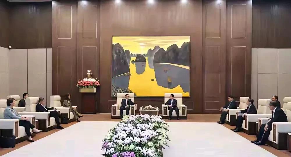 在越南，无论是主席府还是总理府的室内陈设，有一个共同点，皆摆有胡志明上半身头像！