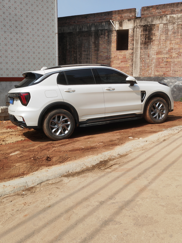 隔音上乘操控稳定
领克01操控稳定性比较好，众所周知，隔音在同级别也属于中上水平