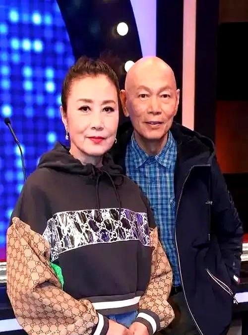 这对“女强男弱”的伴侣，历经21年爱情长跑、20次求婚，终成眷属。
虽无子女，却