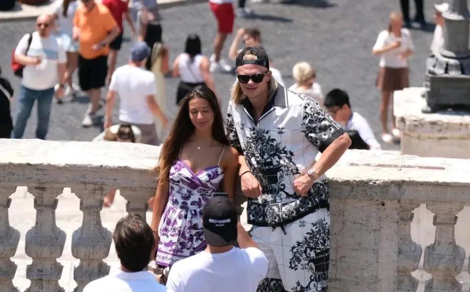 哈兰德可太会享受假期了！和女友伊莎贝尔在罗马街头悠闲漫步，这画面简直太养眼。
这