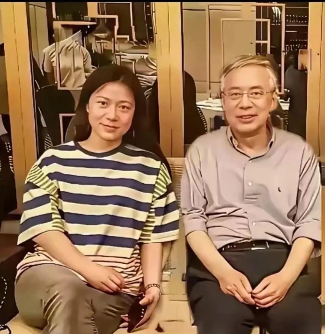 这张照片翁帆和杨振宁大儿子一起拍摄，看着就挺感慨。
杨振宁大儿子74岁，翁帆49