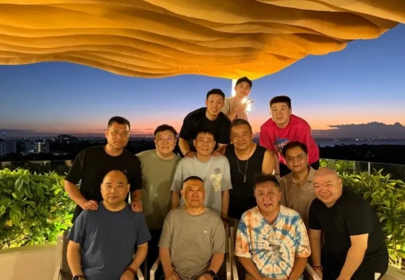 德云社在坦桑尼亚的演出圆满成功，离开前，一定是要有大合影照的。
凌晨，郭德纲经纪
