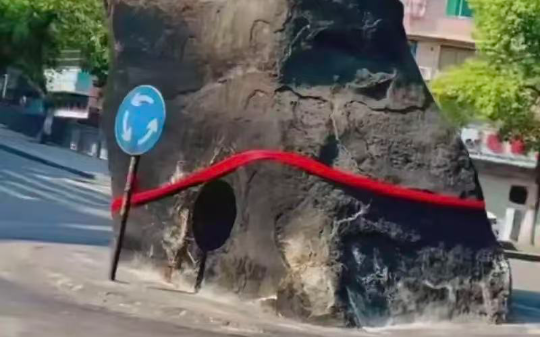 重庆最神秘的石头：万州青龙石，三代人都挖不动，意外接连发生，至今矗立道路中间无人敢碰！