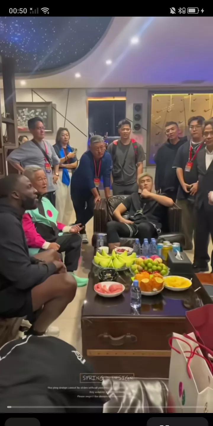 这是郭艾伦前几天应喜剧大师，小品王本山大叔邀请回到家乡辽宁，参加赵大牛活动的画面