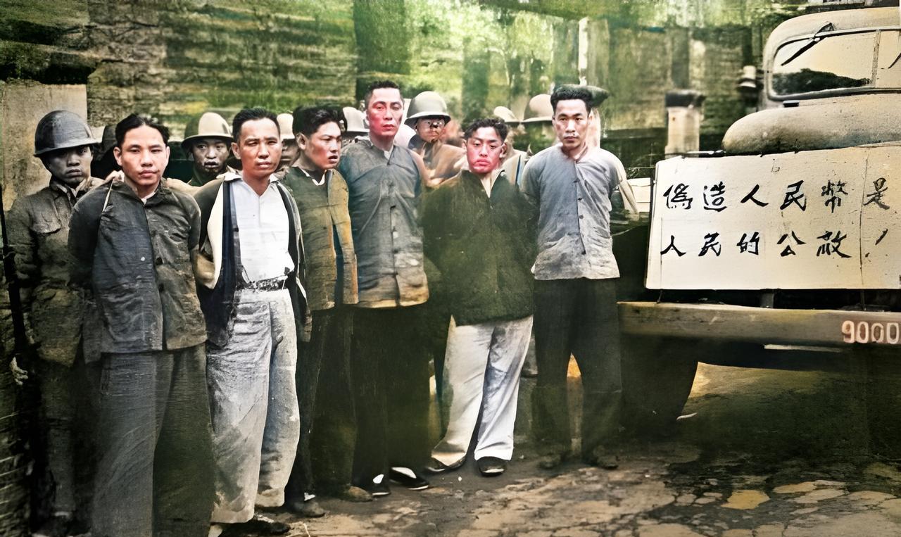 当时，在全国各地还分布着数不清的匪特。如果，专门靠着公安人员是不可能肃清这些隐藏