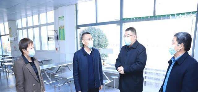 邓州市法院院长陈永江3月19日亲自督导张楼乡校园食品安全，确保孩子们吃得安全、吃