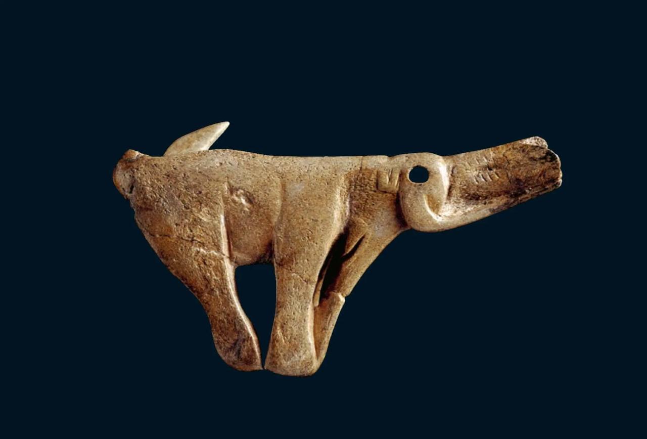 约12500年前，用驯鹿角雕刻的猛犸象