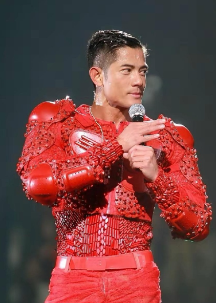 坚持跳舞的人，不会老！郭富城60岁了，演唱会上化身红衣战士，看着像20多岁小伙。